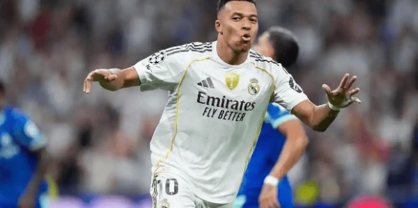 登贝莱捧起金球奖！姆巴佩送祝福，网友调侃：心里不是滋味？